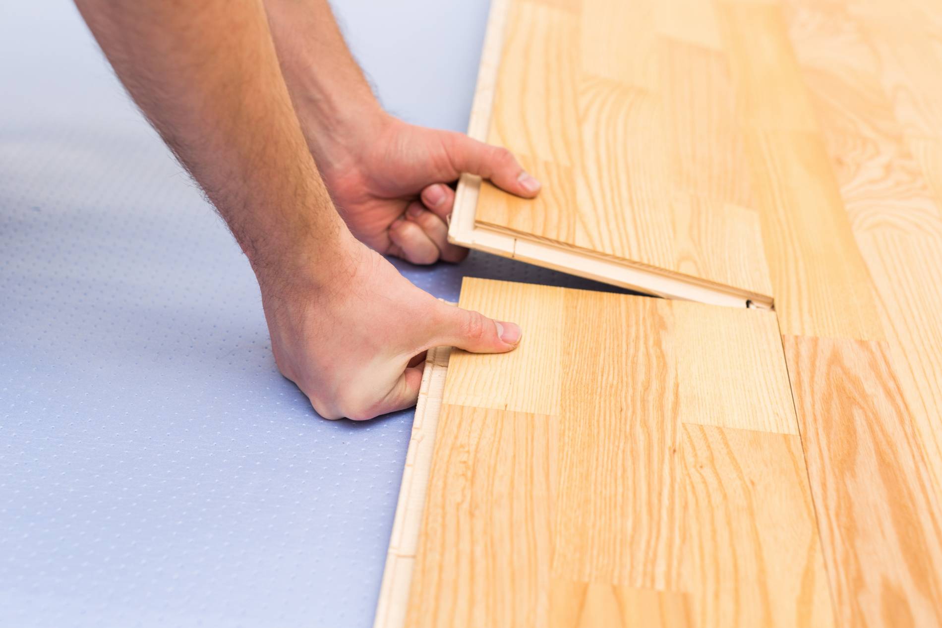 Pose de plancher en bois